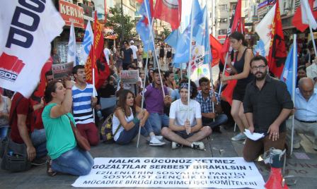 izmirde operasyonlara karsi protesto