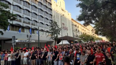 Yunanistanda binlerce eylemci polis şiddetini ve yeni eylem ve gösteri yasa düzenlemesini protesto etmek için Propylaea Meydanı'na yürüdü